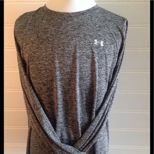 Under Armour  long sleeve loose heat gear shirt